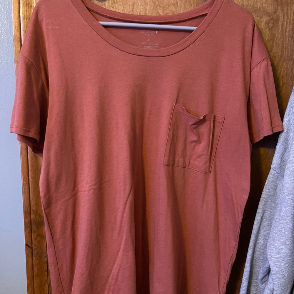 rusty orange tee w/ pocket